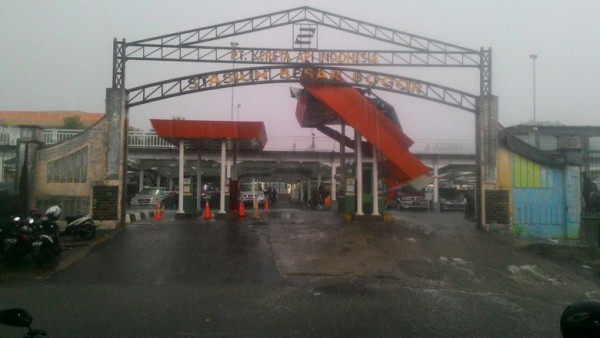 atap pintu masuk stasiun bogor roboh