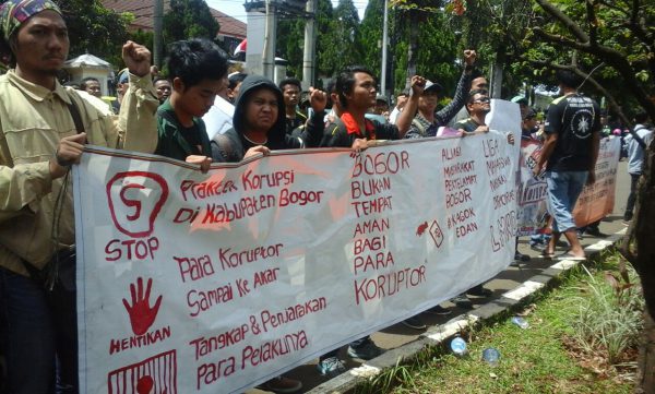 Aksi unjuk rasa Ormas AMPB berterpatan dengan Hari Anti Korupsi Sedunia di depan Kejaksaan Negeri Bogor, Jumat 9/12 (dok. Dian/KM)