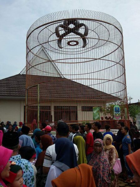 Warga yang ikut meramaikan Festival Selaawi melihat pemenang rekor MURI untuk sangkar Burung terbesar, Minggu 11/12 (dok. KM)