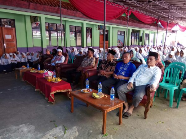 Wakepsek Syafridel (kanan) beserta guru dengarkan tausiah pada perayaan Maulid Nabi di SMPN 16 Tapos Depok (dok. KM)