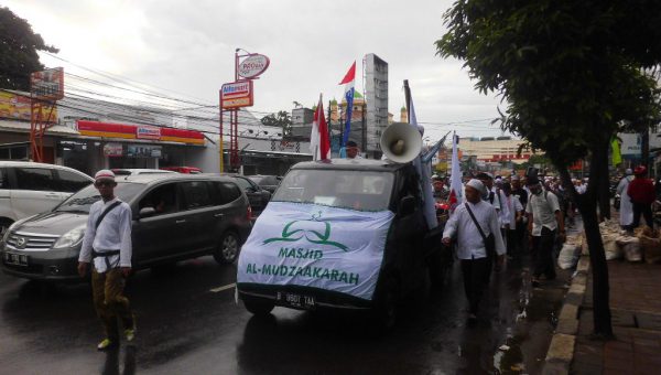 Rombongan dari Masjid Al-Mudzakarah menuju lokasi "Aksi Bela Islam 3" di Gambir (dok. Mugi/KM)