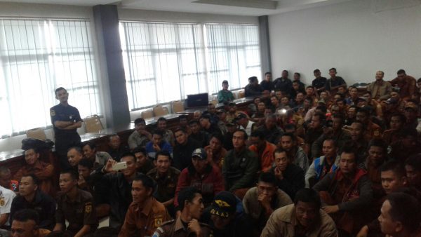 Ratusan juru parkir berkumpul di balai Dinas Perhubungan Kabupaten Bogor, Selasa 10/1 (dok. KM)