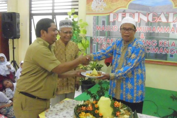 Pemotongan tumpeng diserahkan Kasubag UPT pada Kepsek SDN Curug 2 Endang Wahyudi (dok. Mugi/KM)