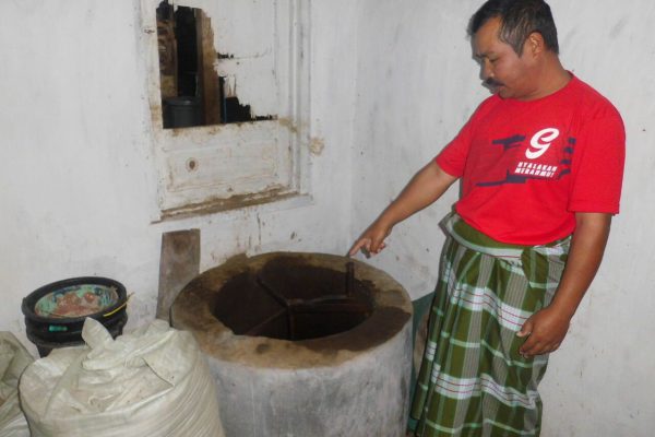 Surahman menjelaskan tentang proses pembuatan biogas dari kotoran sapi (dok. KM)