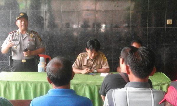Kapolsek Tamansari (kiri) dan Kades Tamansari (tengah) saat menerima warga pengunjuk rasa di Balai Desa Tamansari, Selasa 3/1 (dok. KM)