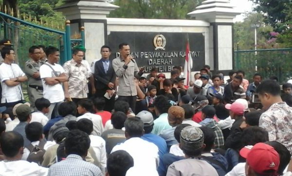 Ketua DPRD Bogor Ade Ruhendi memberikan pernyataan di hadapan massa pendemo dari petani ikan Pamijahan (Dok. KM)