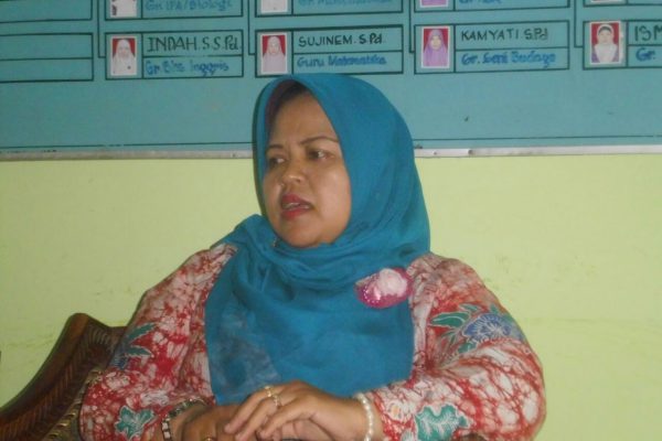 Retno Yuliastuti,S.Pd.,M.M.(Kepsek SMP 3 Pandak bantul)