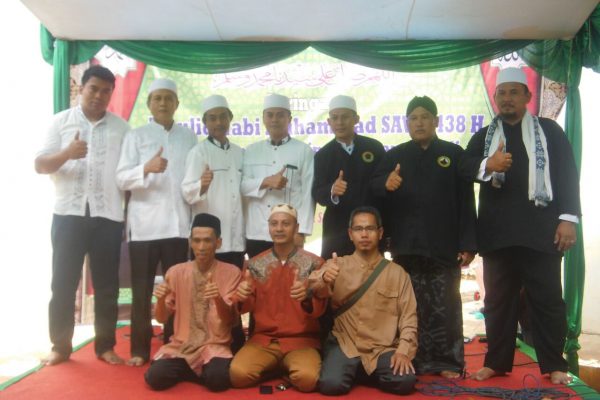 Ketua RW 06 Kelurahan Jatiraden bersama staf dan ketua RT setelah acara maulid RW 06 Jatiraden (dok. Mugi/KM)