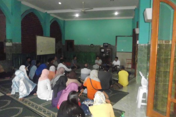 Jazir, ketua Dewan Syuro Masjid Jogokariyan saat memberikan arahan pada jamaah yang berstatus warga DKI Jakarta (dok. KM)