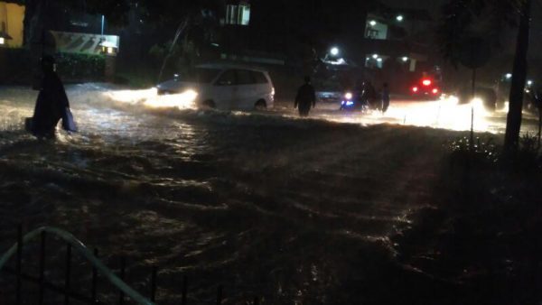Suasana banjir di wilayah Perumahan Puri Gading, Bekasi pada Selasa malam 11/4 [dok. KM]