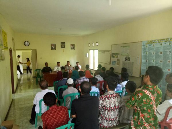 Warga desa Pasir Eurih mengikuti paparan dari Kapolsek Tamansari Iptu Nurhidayat (dok. KM)
