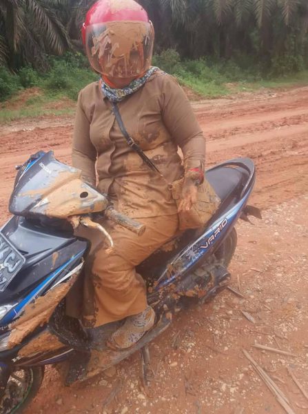 Lisuratna beristirahat setelah dirinya terjatuh saat menuju ke sekolah tempat dirinya mengajar (dok. KM)