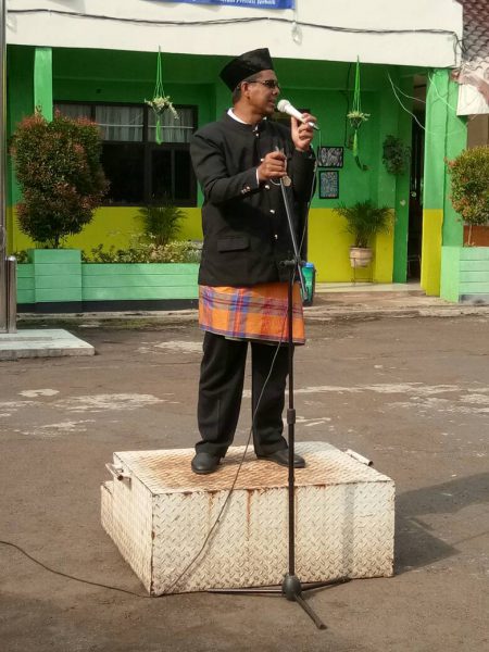 Wakepsek SMPN 4 Dudih Rohaedi saat memberi sambutan pada HUT Depok ke 18 & Hari Kartini di Lapangan Sekolah (dok. KM)