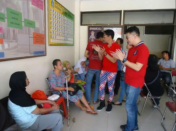 Managemant Nawa Mie memberikan santunan kepada para lansia jompo. (dok. KM)