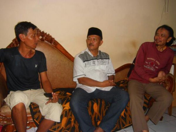 Ketua RT 02/01 Berlian (kiri) bersama ketua RW 01 Asgar (tengah) beserta warga saat memberikan keterangan (dok. KM)
