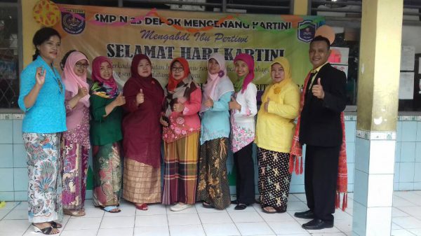 Kepsek SMPN 23 Depok Rela Kusumasari (keempat dari kiri) bersama para guru selepas memperingati hari Kartini dan Isra Mi'raj (dok. KM)