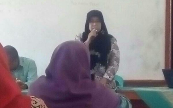 Kepala UPT Pendidikan Kecamatan Leuwisadeng, Nurjanah, saat mengintruksikan agar guru honor tidak mengikuti Aksi Bela Guru yang akan digelar Kamis (18/05/2017) (dok. KM)