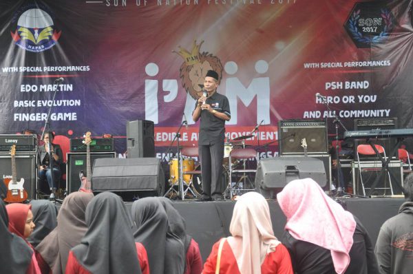 Kepsek SMA Putra Bangsa, Karyono, saat memberikan sambutan pada pembukaan pentas seni siswa (dok. Mugi/KM