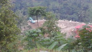 alat berat pt djg sebab longsor