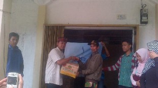Anggota FMB bagikan bantuan sosial kepada korban longsor di kecamatan Pamijahan, Kab. Bogor. (dok. KM)