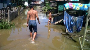 Banjir yang menggenangi rumah warga di Putussibau, Kalimantan Barat