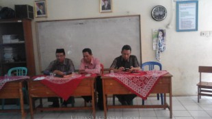 Kepala UPT Pendidikan Rumpin H. Endang bersama Tim penilai dari Dinas Pendidikan Kab. Bogor dalam Lomba kegiatan Gugus Kec. Rumpin.