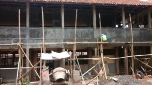 Proyek revitalisasi SMPN 3 Cisarua menggunakan genteng bekas. (dok. KM)