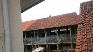 Proyek pembangunan SMPN 1 Cisarua, yang diduga menggunakan bahan material bekas (dok. KM)