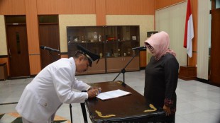 Bupati Bogor Hj Nurhayanti melantik Kades Banyuresmi, Kecamatan Cigudeg, di Pendopo Bupati, Selasa 5/1 (dok. KM)