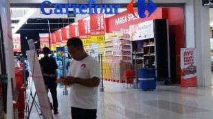 Carrefour CCM yang tengah menghadapi masalah karena menjual produk yang tidak layak konsumsi, yakni roti yang sudah kadaluarsa (dok. KM)
