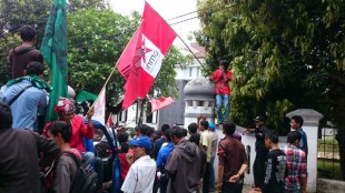 Unjuk rasa dari gabungan ormas di depan kantor Bupati Pandeglang pada Senin 18/1 (dok. KM)