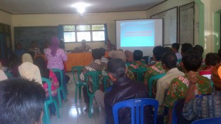 Pemaparan tentang program Desa Mengajar di Desa Sadeng Kolot, Kab. Bogor Kamis (6/1). (dok. KM)