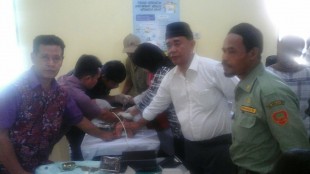 H. Samsu, Kades Tegal Lega Kecamatan Cigudeg memantau kegiatan khitanan massal yang ia selenggarakan pada hari Minggu (24/1)