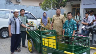 Kades Sirnagalih Amat Suparta pada acara penyuluhan kebersihan dan penyerahan gerobak sampah sebagai bantuan desa pada warga Desa Sirnagalih, Kecamatan Tamansari (dok. KM)