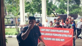 Ketua GMNI Bogor Raya, Desta Lesmana memimpin orasi di depan Pengadilan Bogor saat sidang gugatan SE Asyura. (dok. KM)