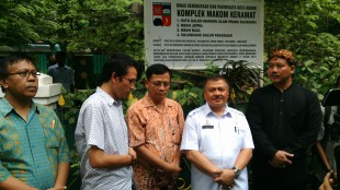 Ketua Disbudpar Kota Bogor H. Shahlan Rasyidi beserta tim nya bersama ketua Komunitas Kujang Lima H. Kemal Salim di depan plang resmi baru di situs Makam Keramat di Kebun Raya Bogor (dok. KM)