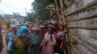 Masyarakat yang tinggal di sekitar TPA Galuga merasa dirugikan. (dok. KM)