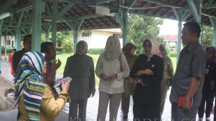 Anggota DPRD dari Fraksi PDIP pantau perawatan pasien DBD di RSUD Cibinong (dok. KM)