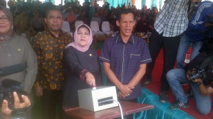 Bupati Bogor, Hj. Nurhayanti beserta ketua DPRD, Ade Ruhandi meresmikan Stone Crusher Quarry di Cigudeg, Selasa 16/2 (dok. KM)