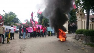 Mahasiswa unjuk rasa di kantor DBMSDA Pandeglang, Rabu 24/2 (dok. KM)
