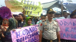 Warga Nanggung kembali geruduk kantor kecamatan, Selasa 24/2 (dok. KM)