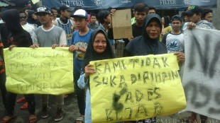 Warga desa Nanggung, Bogor, geruduk kantor Kades Nanggung menuntut agar Kades desa tersebut turun. (dok. KM)