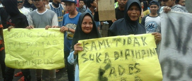 Warga desa Nanggung, Bogor, geruduk kantor Kades Nanggung menuntut agar Kades desa tersebut turun. (dok. KM)