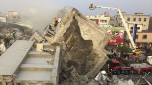 Gempa berkekuatan 6.4 SR runtuhkan gedung di kota Tainan, selatan Taiwan (dok. Reuters)
