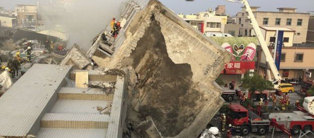 Gempa berkekuatan 6.4 SR runtuhkan gedung di kota Tainan, selatan Taiwan (dok. Reuters)