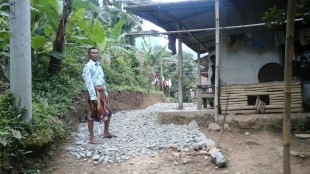 Jalan desa di Desa Jayaraharja, Kecamatan Sukajaya, Kabupaten Bogor, yang terbengkalai (dok. KM)