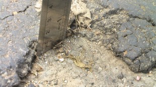 Ketebalan aspal di Jalan Cicadas, Cikampak yang hanya setebal 1,3cm. (dok. KM)