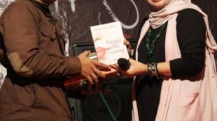 Ketua Umum USB UNIS Tangerang bersama Dewan Kesenian Kabupaten Tangerang pada acara "Pentas Hitam" di kampus UNIS, 13/2 (dok. KM)