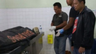 Mayat tanpa identitas ditemukan di sungai Cianteun dibawa oleh pihak kepolisian ke RSUD Ciawi, Bogor 28/2 (dok. KM)