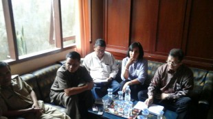 Kiri-kanan: Sekcam Pamijahan Dedi, Camat Rosidin, dan perwakilan dari pihak PT. JDG (Edi, Yayu, Jhon Pantauw). (dok. KM)